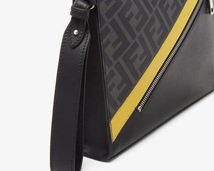 Pochette Fendi Diagonal
Pochette en tissu gris